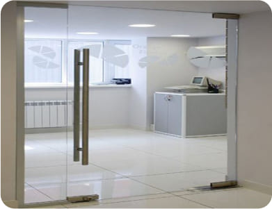 Маятникові двері зі скла